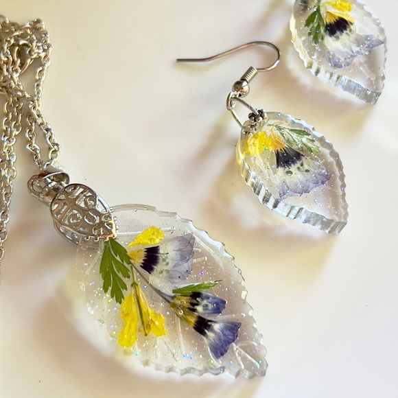 New handmade Jewelry set, pressed flower jewelry set, resin jewelry. Sold as is. - Picture 2 of 4